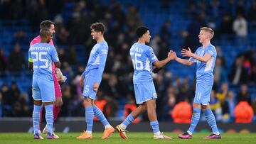 Jugadores del Manchester City celebran el pase a cuartos de la Champions League.