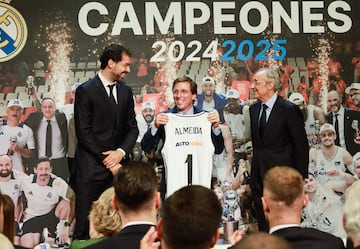 Sergio Llull y Florentino P¨¦rez entregan una camiseta al alcalde Jos¨¦ Luis Mart¨ªnez-Almeida.