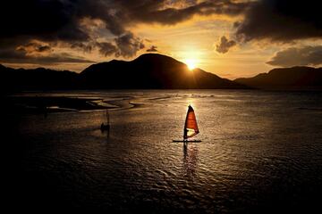 Es indudable que una puesta de sol es uno de los momentos más bellos que nos regala la naturaleza. El protagonista de esta imagen observa el ocaso del astro rey mientras practica su deporte favorito en una playa de Indonesia y le envidiamos por ello, como no podía ser de otra manera.