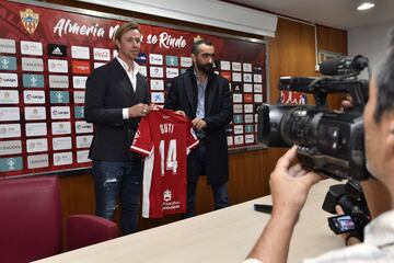 Guti durante su presentación acompañado del presidente Mohamed El Assy. 
