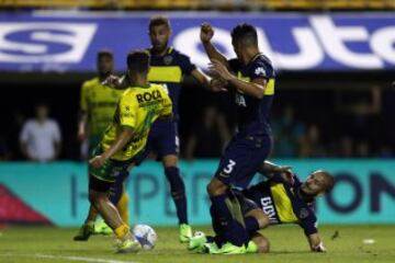 Buenos Aires 01 Abril 2017
Boca Juniors vs Defensa y Justicia por la 18va fecha del Torneo Argentino, en el La Bombonera.
Jonathan Silva de Boca Juniors,  Dario Benedetto de Boca Juniors y Ignacio Rivero de Defensa y Justicia
Foto Ortiz Gustavo