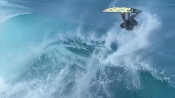 Lucas 'Chumbo' Chianca probando un doble backflip en la ola de Teahupoo (Tahití, Polinesia Francesa) durante el swell que llegó al archipiélago el fin de semana del 28, 29 y 30 de abril del 2023.