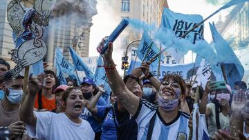 Left-wing groups demonstrate against the agreement of Argentinian President Alberto Fernandez's government with the IMF (International Monetary Fund) that seeks to refinance a debt of 44 billon dollars, in Buenos Aires, December 11, 2021. (Photo by ALEJANDRO PAGNI / AFP)