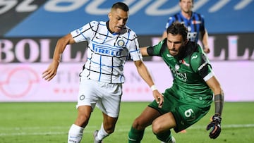 Soccer Football - Serie A - Atalanta v Inter Milan - Stadio Atleti Azzurri, Bergamo, Italy - August 1, 2020 Inter Milan's Alexis Sanchez in action with Atalanta's Marco Sportiello, as play resumes behind closed doors following the outbreak of the coronavirus disease (COVID-19) REUTERS/Alberto Lingria