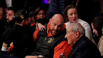 El boxeador Tyson Fury habla con el promotor Bob Arum durante una velada en Wembley.