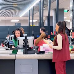Una cajera del Mercadona conquista a una clienta, se lleva la sorpresa del día y la cara de su compañera de caja lo dice todo