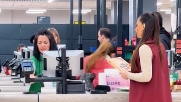 Una cajera del Mercadona conquista a una clienta, se lleva la sorpresa del día y la cara de su compañera de caja lo dice todo