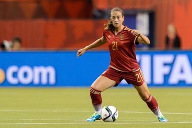 En 2015 llegó su primer Mundial, el primero para la Selección española. En Canadá, las cosas no salieron como les hubiera gustado y la generación que había conseguido llevar a España al Mundial se desintegró al pedir la cabeza del seleccionador tras el torneo en el que no lograron la victoria. Quereda se fue y llegó Jorge Vilda, que ya conocía a la medio de las categorías inferiores donde le había entrenador. 