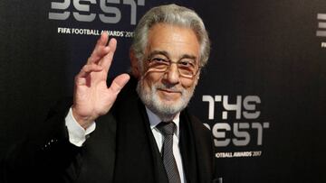 El tenor Pl&aacute;cido Domingo posa antes de la gala del The Best 2017.