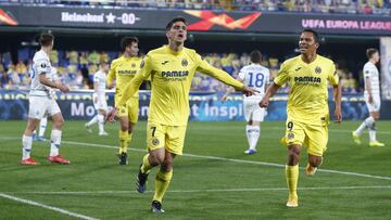 VILLARREAL, SPAIN - MARCH 18: Gerard Moreno of Villarreal CF celebrates with Carlos Bacca after scoring their side&#039;s first goal during the UEFA Europa League Round of 16 Second Leg match between Villarreal and Dynamo Kyiv at Estadio de la Ceramica on