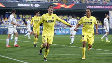 VILLARREAL, SPAIN - MARCH 18: Gerard Moreno of Villarreal CF celebrates with Carlos Bacca after scoring their side's first goal during the UEFA Europa League Round of 16 Second Leg match between Villarreal and Dynamo Kyiv at Estadio de la Ceramica on