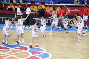 Las jugadoras espa?olas celebran la victoria.