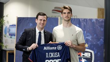 El jugador del Barcelona de balonmano Djordje Cikusa posa con la camiseta del Montpellier, donde jugará como cedido la temporada 2024/2025