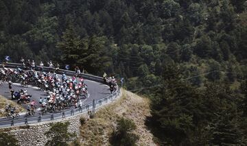 El pelotón durante la decimoquinta etapa del Tour de Francia 2021.