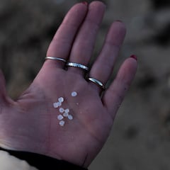 ¿Qué son las pequeñas bolas blancas que han aparecido en la costa gallega?