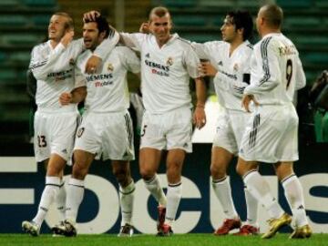 Beckham, Figo, Zidane, Raúl y Ronaldo celebran un gol en el Olímpico de Roma