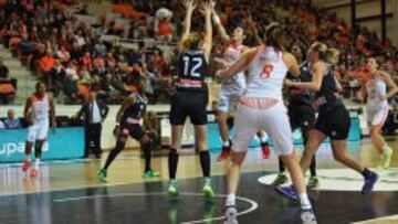 Dumerc lanza a canasta ante la oposición de Kuktiene.