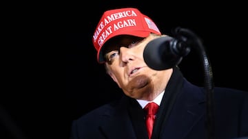 Donald Trump habla durante su último mitin Make America Great Again de la campaña presidencial de EE. UU. 2020 en el Aeropuerto Internacional Gerald R. Ford el 3 de noviembre de 2020, en Grand Rapids, Michigan.