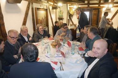 Varios periodistas de diferentes medios durante la comida. 




