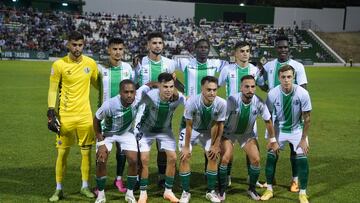 Once del Antequera ante el Castilla. Conj el '5' Alejandro Marcelo.