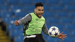 Falcao entrena en Manchester para el duelo de Champions