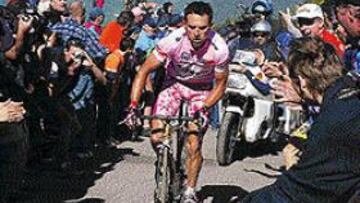 <B>EXPECTACIÓN.</B> Los tifosi se volcaron con Simoni en el Zoncolan.