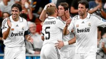 Los jugadores del Madrid celebran uno de los goles del encuentro.