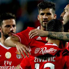 Raúl Jiménez colabora en victoria del Benfica en Copa