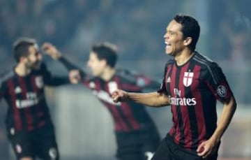 Carlos Bacca anota su octavo gol con el Milan 