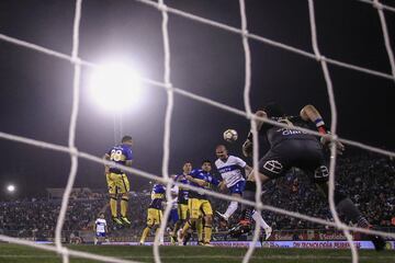 Sebastián Sáez anotó los dos goles de la UC frente a Everton.