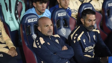Paco López en el banquillo de El Alcoraz. Foto: LaLiga.