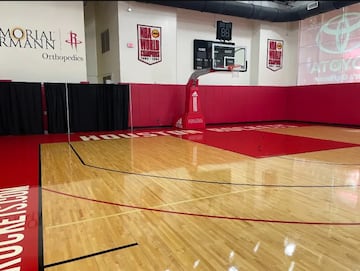 La cancha de entrenamiento de Houston Rockets con la línea de 4 puntos.