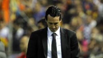 L&Iacute;DER. Emery, pensativo durante un partido del Sevilla.
