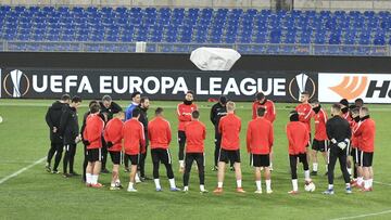 Machín da las últimas instrucciones antes del entrenamiento de ayer en el Olímpico.