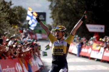 El holandés Bert Jan Lindeman celebra en línea de meta su victoria en la séptima etapa de la Vuelta entre Jódar y el Alto de Capileira (Granada), de 191 kilómetros. 