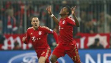EL brasileño Dante, jugador del Bayern Munich, celebrando un gol con su compañero Ribery.