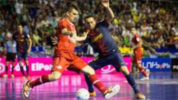 Adri (Pozo Murcia) y Saad (FC Barcelona) disputando el bal&oacute;n durante la  final de la liga.