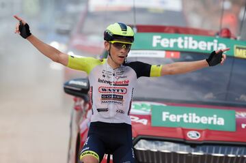 El sudáfricano Louis Meintjes entra vencedor en Les Praeres, meta de la novena etapa de La Vuelta, para rematar la mejor victoria de su dilatada carrera.
