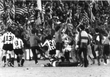 Las fotos de Maradona dejando herido a un ayudante rival con una patada en el rostro recorrieron el mundo. El conflicto fue tal que futbolistas de ambos lados intervinieron en la pelea que se llevó a cabo en estadio del Real Madrid, el Santiago Bernabéu. 