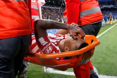 El mozambiqueño pide el cambio por sus molestias en la rodilla derecha. Incluso se lo tienen que llevar en camilla. Malas noticias para el Atleti.