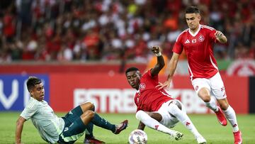 PORTO ALEGRE, BRAZIL - JANUARY 16: Rafael Santos Borre (R) and Vitao (C) of Internacional compete for the ball with Efrain Alvarez of Mexico during the friendly match between Internacional and Mexico at Beira-Rio Stadium on January 16, 2025 in Porto Alegre, Brazil. (Photo by Pedro H. Tesch/Getty Images)