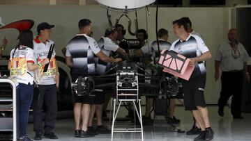 Mecánicos de McLaren trabajando en el coche.