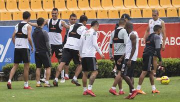 Foto de acci&oacute;n durante el entrenamiento del Club Tigres, realizado en el Estadio Universitario.