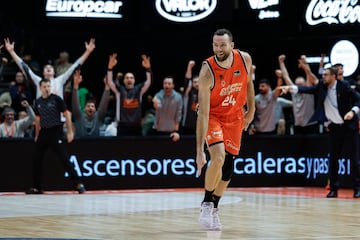 Matt Costello (Valencia Basket) celebra su triple ganador a falta de 28 segundos.