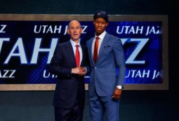 Rodney Hood, con el 23, a los Jazz.