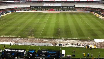 Cancha del Estadio Azteca lució en malas condiciones