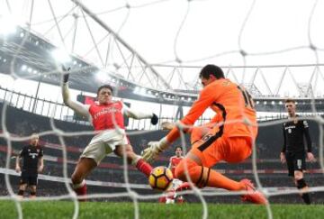 LONDON, ENGLAND - FEBRUARY 11:  Alexis Sanchez of Arsenal scores the opening goal during the Premier League match between Arsenal and Hull City at Emirates Stadium on February 11, 2017 in London, England.  (Photo by Laurence Griffiths/Getty Images)