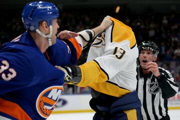 En la NHL es bastante habitual ver enfrentamientos antideportivos entre jugadores que la mayoría de las veces no van a mayores. Como el que protagonizaron el defensa de New York Islanders Zdeno Chara (de azul, con el 33) y el central de Nashville Predators Yakov Trenin (de blanco y amarillo, con el 13), ante la cara de sorpresa del árbitro, en el UBS Arena de Elmont, Nueva York. 