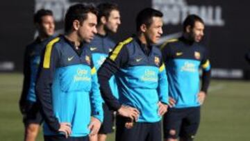 Xavi, con Alexis en el entrenamiento del martes.