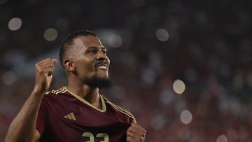 AMDEP8602. MATURÍN (VENEZUELA), 10/10/2024.- Salomón Rondón de Venezuela celebra su gol este jueves, en un partido de las eliminatorias sudamericanas para el Mundial de 2026 entre Venezuela y Argentina en el estadio Monumental de Maturín (Venezuela). EFE/ Ronald Peña R.
